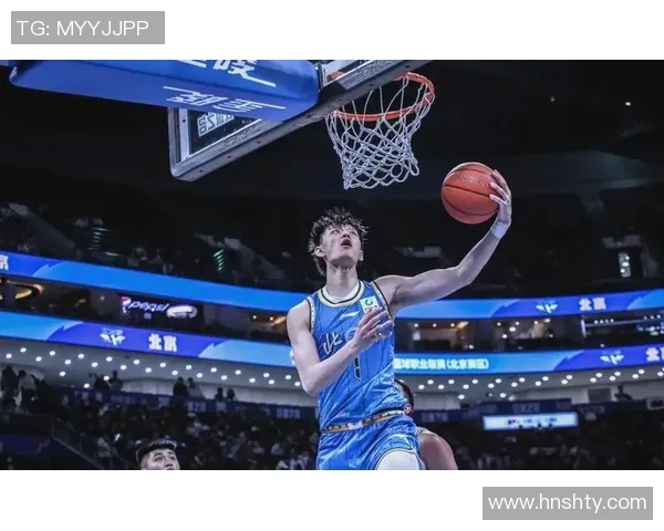 曾凡博的篮球梦想与成长之路探索他在赛场上的突破与未来潜力