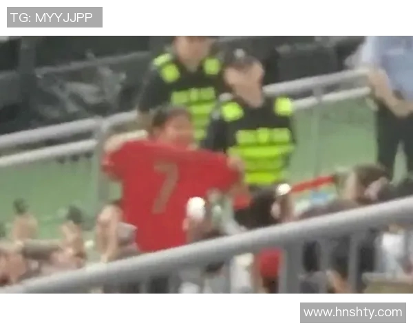 球迷冲进场内上演疯狂一幕C罗球衣被抢引发热议