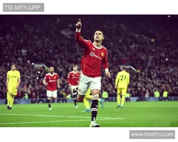 球迷冲进赛场抢C罗球衣引发欧冠奇葩事件震惊全场