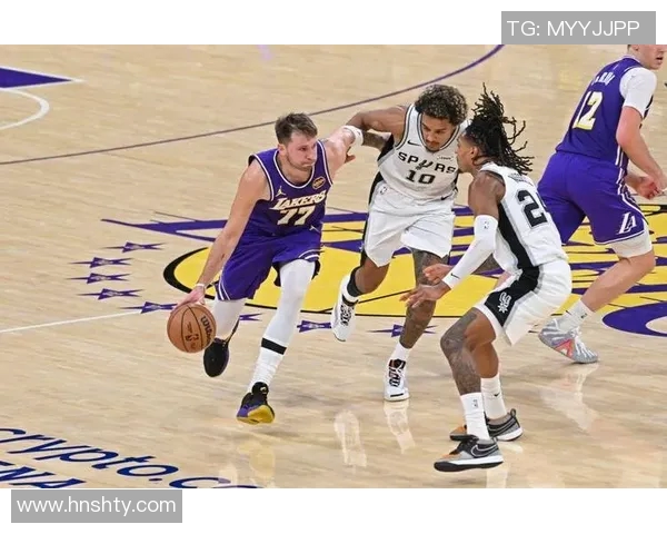 湖人队与马刺队激战正酣谁将赢得这场篮球盛宴的胜利